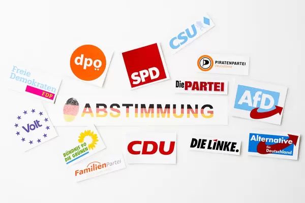 Parteilogos in Deutschland für die Bundestagswahl 2021: Symbole und Schrift "Abstimmung"