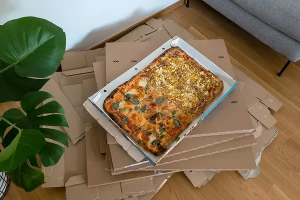 Partyblech mit Pizza währed des Umzuges