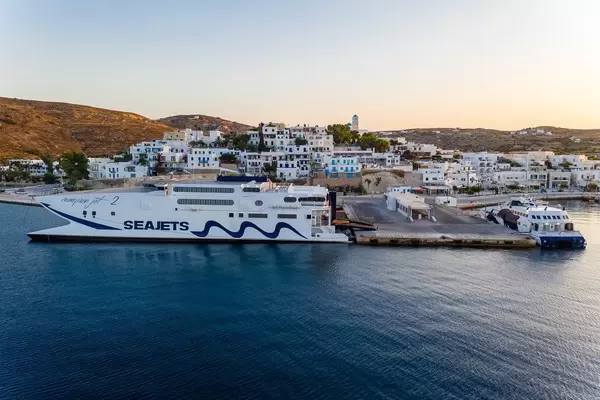 Passagierfähre von Seajets am Hafen von Adamantas auf der Insel Milos, Griechenland
