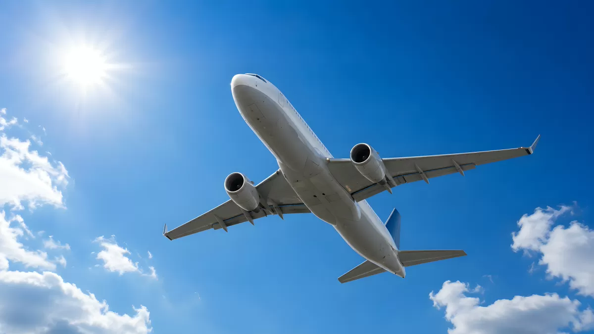 Passagierflugzeug von unten vor strahlend blauem Himmel
