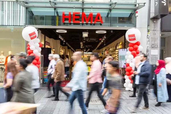 Passanten laufen an einer Hema Filiale vorbei