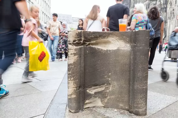 Passanten laufen um einen Domstein herum - Domplatte, Köln
