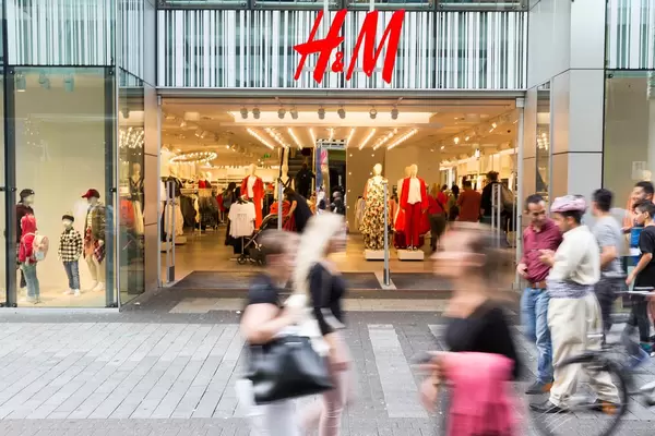 Passanten vor einer H&M Filiale