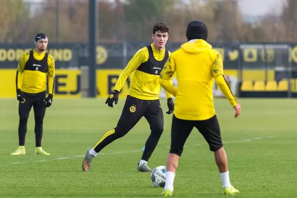 Passformen werden geübt bei der Borussia aus Dortmund