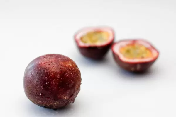 Passionsfrucht vor weißem Hintergrund