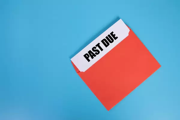 Past Due text with an red envelope