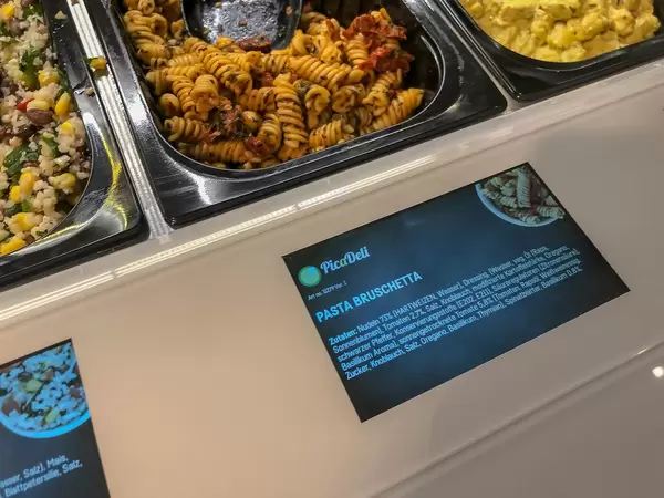 Pasta Bruschetta als Salatbeigabe mit Nudeln, Tomaten, Oregano, Basilikum, Thymian und Knoblauch, an der PicaDeli Salatbar