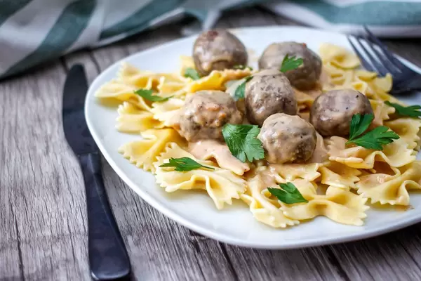 Pasta mit Fleischklößchen in Sauce