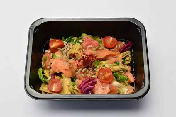 Pasta mit Lachs, Tomaten und Kopfsalat