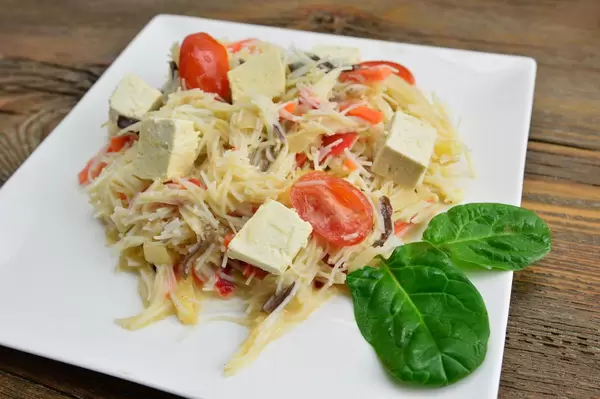 Pasta mit Tofu Käse, Cherrytomaten und Spinat