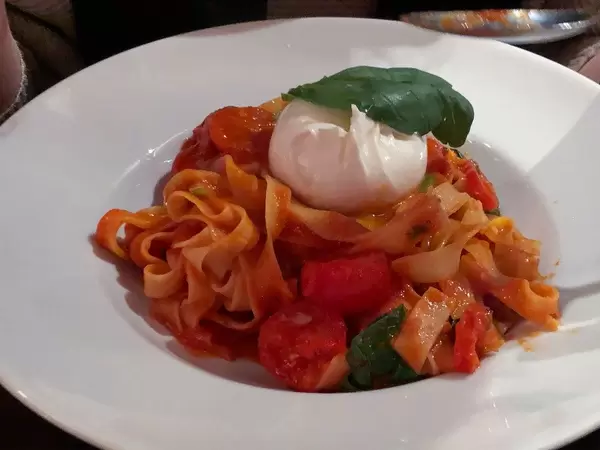 Pasta mit Tomatensauce, Cherrytomaten, Burrata und Basilikum