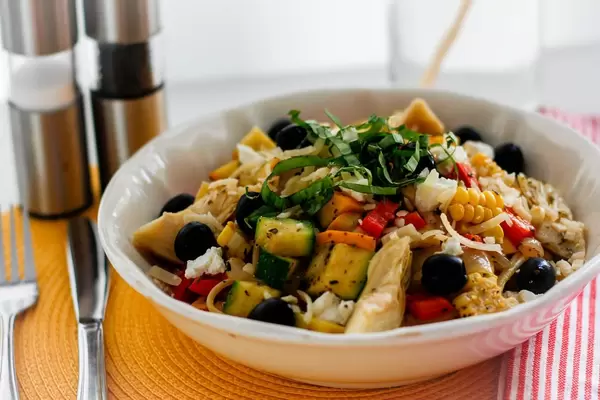 Pasta Primavera mit Zucchini, Mais, Oliven und Gemüse