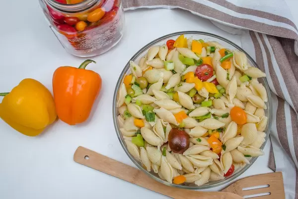 Pasta salad with pepper, tomatoes and olives  (Flip 2019)