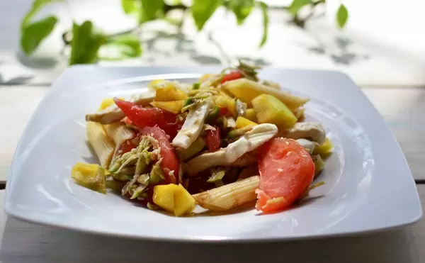 Pasta with mozzarella and vegetables