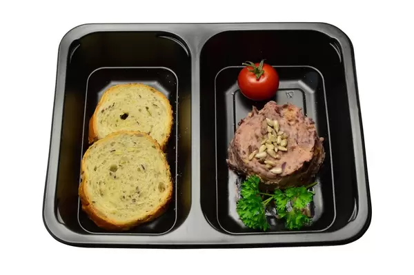 Paste aus roten Bohnen mit getrockneten Tomaten und Oliven