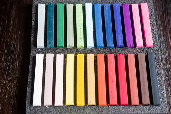 Pastellkreiden verschiedener Farben im Set