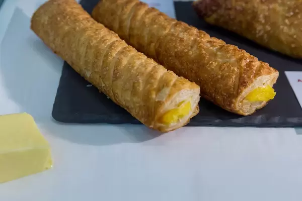 Pastry Cream Roll: zwei längliche Vanillestangen