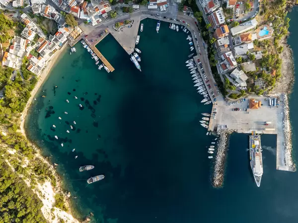 Patitiri Hafen auf Alonnisos in einer Drohnenaufnahme mit einer Fähre und am Pier angedockten Booten