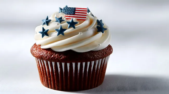Patriotischer Cupcake mit Sternenbanner zu den 4. Juli Feierlichkeiten