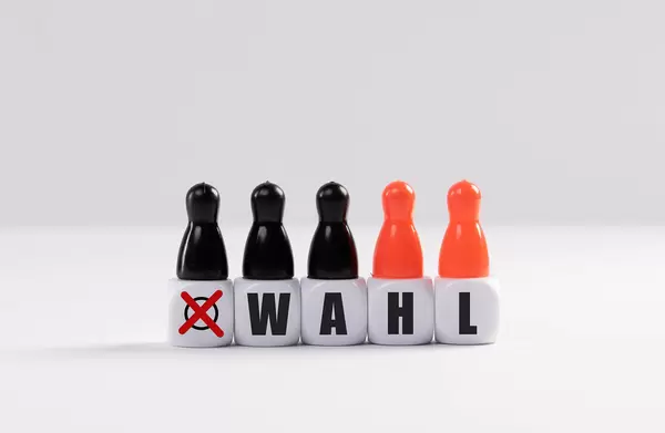 Pawn figurines with cubes and Wahl text