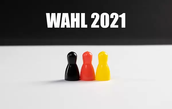 Pawn figurines with Wahl 2021 text