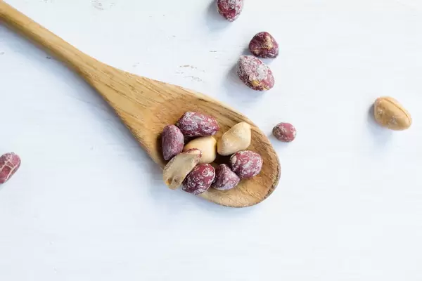 Peanuts on spoon / Gesalzene Erdnüsse