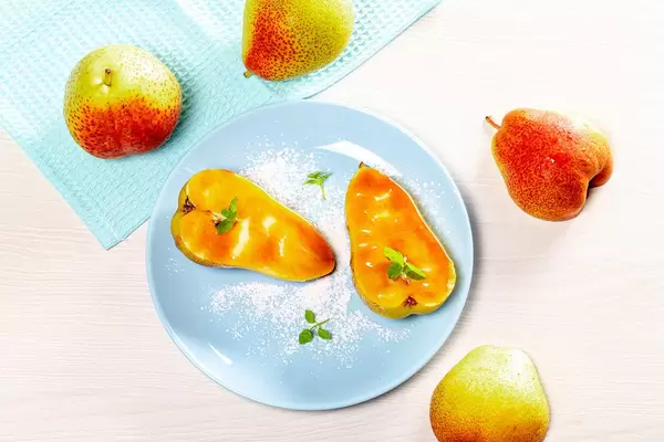 Pears-halves in caramel sauce and fresh whole. Top view (Flip 2019)