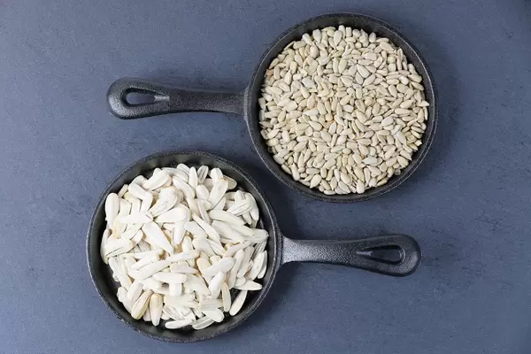 Peeled and unpeeled sunflower seeds