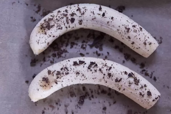 Peeled bananas with Chocolate flakes before baking
