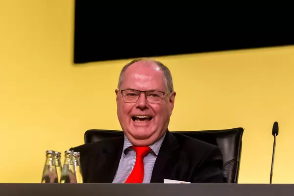 Peer Steinbrück freut sich und lacht auf der Hauptversammlung des BVB
