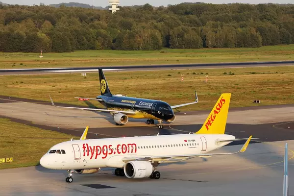 Pegasus Airbus A320neo und Eurowings BVB am Flughafen Köln / Bonn, CGN