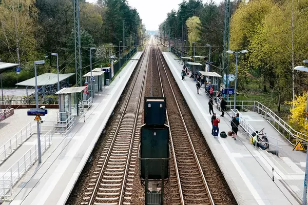 Pendler warten am S-Bahnsteig auf den Zug, an einem Bahnhof in Potsdam