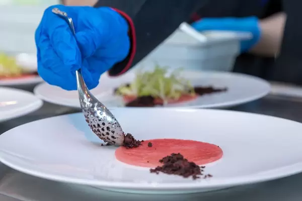 Penible Zubereitung von Crudo Nicoise im Chino Latino Restaurant