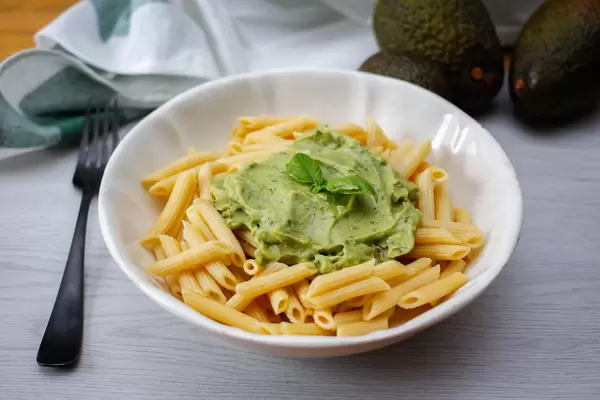 Penne mit Avocado Pesto