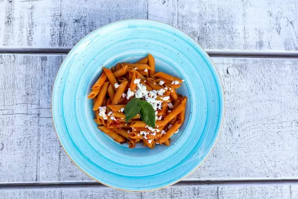 Penne mit Tomatensoße und geriebenem Fetakäse