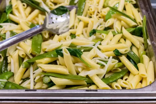 Penne-Nudeln mit Kaiserschoten "Edamame", Mandeln, grünem Spargel & Kohlrabi am Büffet im AXA-Gebäude Köln, beim Barcamp OMWest19