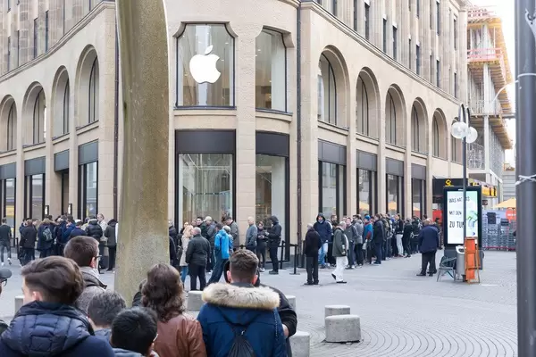 People lining up in front of the Apple Store - iPhone X release