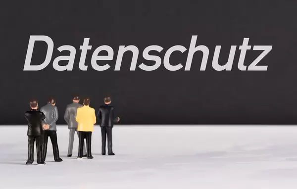 People standing in front of Datenschutz text