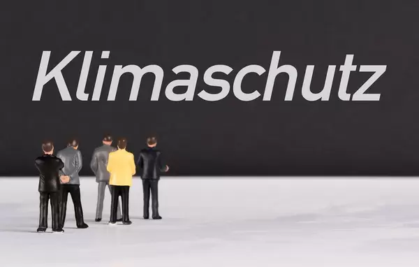 People standing in front of klimaschutz text