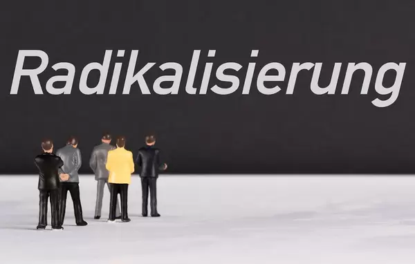 People standing in front of Radikalisierung text