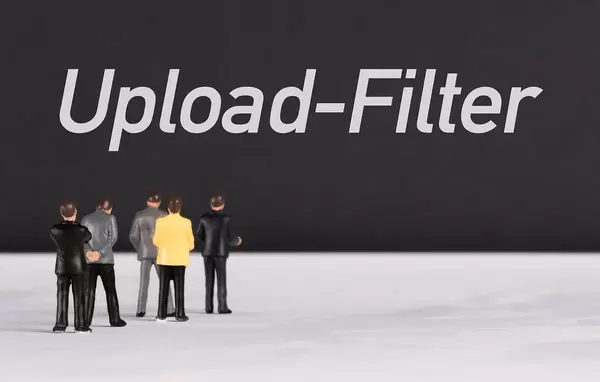 People standing in front of Upload-Filter text