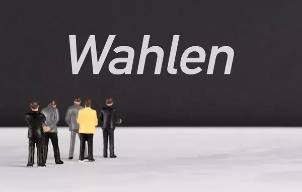 People standing in front of Wahlen text
