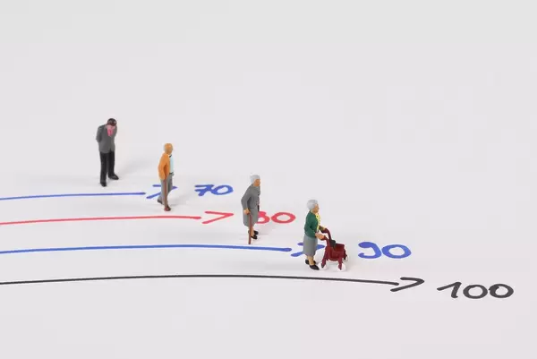 People standing near arrows with agre numbers