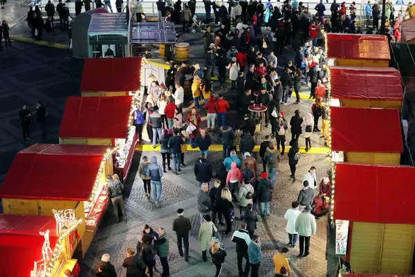 People walking between Christmas huts, view from above (Flip 2019)