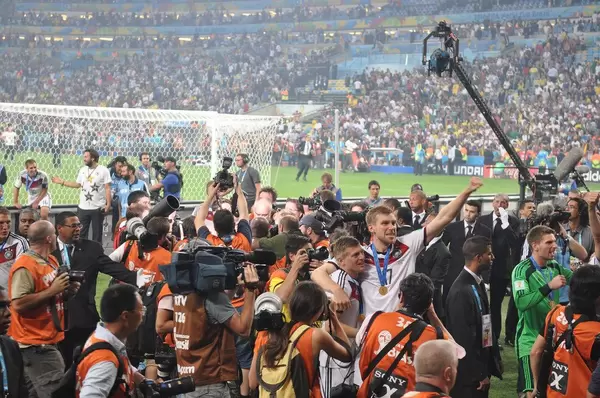 Per Mertesacker beim Posieren vor den Kameras - Fußball-WM 2014, Brasilien