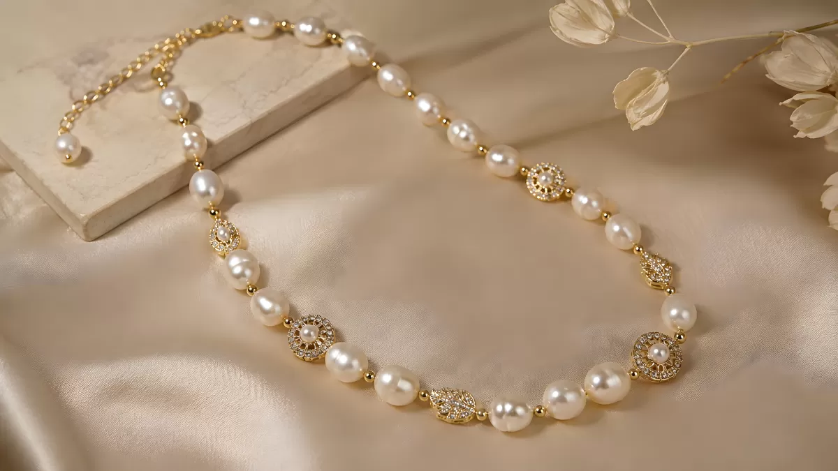 Perlenkette mit Goldverzierungen auf Seidenstoff