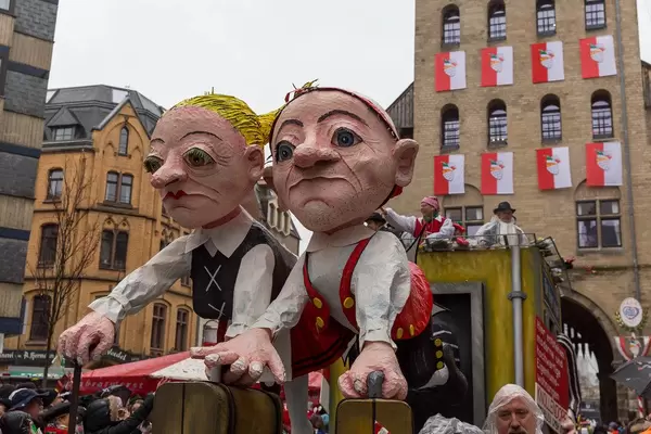 Persiflagewagen beim Rosenmontagsumzug 2020: Hänneschen und Bärbelchen aus Knollendorf als Symbol von langjährigen Mietern, die wegen der Gentrifizierung ihre Wohnungen verlassen müssen