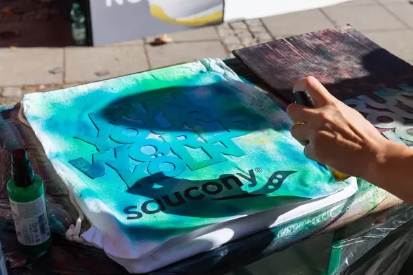 Personalisierung eines Saucony T-Shirts mit blauer Textilfarbe