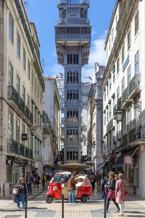 Personenaufzug Elevador de Santa Justa in Lissabon, Portugal