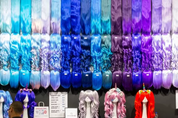 Perücken für Frauen in verschiedenen leuchtenden Farben